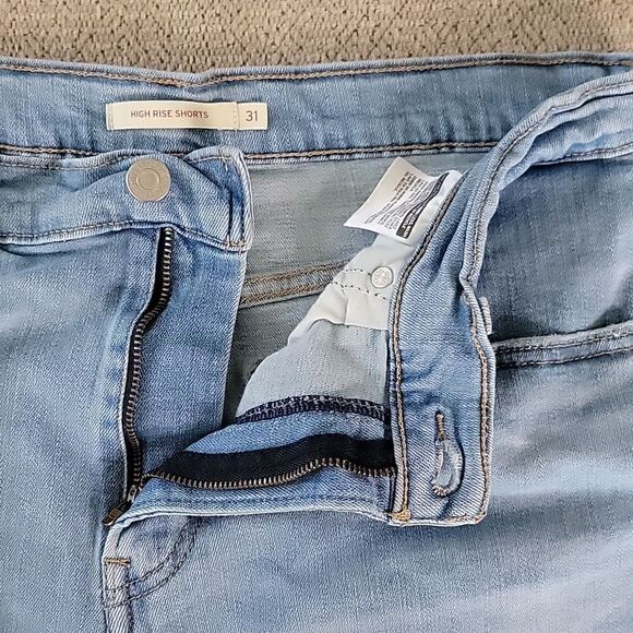 Levi's High Rise Light Wash Frayed Hem Jean Shorts - Size 31 - Picture 5 of 14